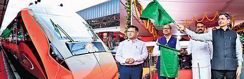 RN Ravi and L Murugan flag off Vande Bharat trains at Chennai Central.