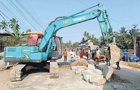 Smart road work fast progressing on the Attakulangara-Killipalam stretch in the capital. The road has been partially shut down to facilitate the work.