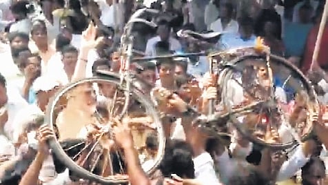 TDP cadre dismantled a cycle in protest against allotting Anaparthi seat to the BJP