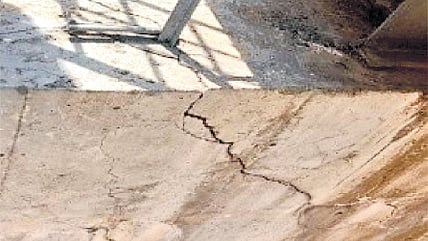 Cracks on one of piers of the Nagarjuna Sagar Project in Nalgonda district