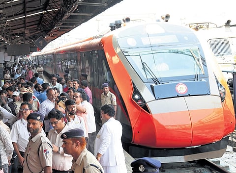 Vande Bharat’s maiden journey from Visakhapatnam to Bhubaneswar set off from Vizag railway station | G Satyanarayana