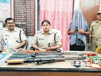 Accused Mukti Kumar Rana and the guns seized from him