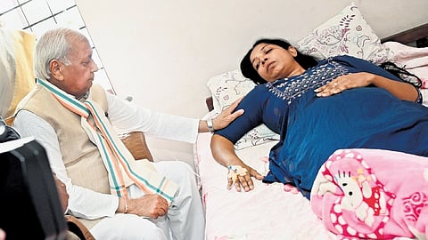 Governor Arif Mohammed Khan consoles M R Sheeba, mother of Sidharth, a College of Veterinary & Animal Sciences student in Wayanad, following his death.