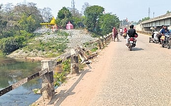 The collapsed protection wall of bridge  over Budhabalanga river near Madhuban
