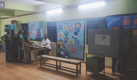 Voters of Kadavarahalli village waiting to caste their votes  in Medaagraharam panchayat in Denkanikottai taluk of Krishnagiri district. 