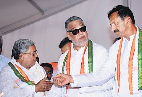 Chief Minister Siddaramaiah has a word with Congress working president Tanveer Sait and Mysuru-Kodagu candidate M Lakshman during an election campaign in Chamaraja constituency of Mysuru on Tuesday