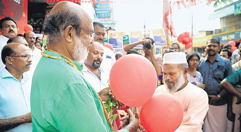 Thomas Isaac being welcomed at Erumeli town. 