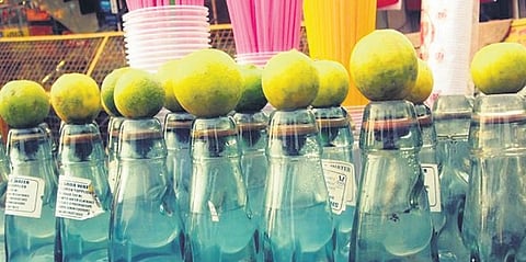 If you happen to find yourself at Chandni Chowk, then you cannot miss the serpentine line outside Shri Shyam Kanji corner, near Haldiram. 