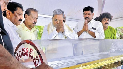 Chief Minister Siddaramaiah pays his last respects to actor and director Dwarakish in Electronic City on Wednesday