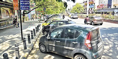 Unauthorized parking of vehicles near Thirumangalam metro station 