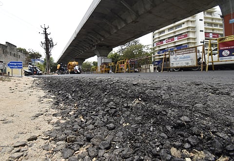 Despite clear instructions on paving roads, the National Highways wing of the state highways department has been paving the service road below the new Avinashi Road elevated expressway without milling the existing road. 