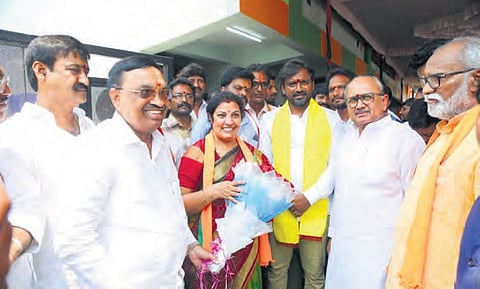 State BJP chief D Purandeswari meets the party leaders in Rajamahendravaram on Saturday, April 6, 2024.