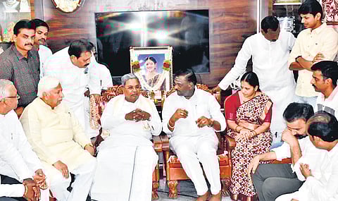 Chief Minister Siddaramaiah and other Congress leaders meet the family of Neha Hiremath in Hubballi on Thursday