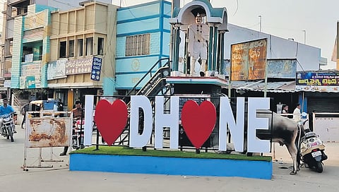 Dhone is a prominent constituency as it was from here that Neelam Sanjiva Reddy contested the elections in 1962.