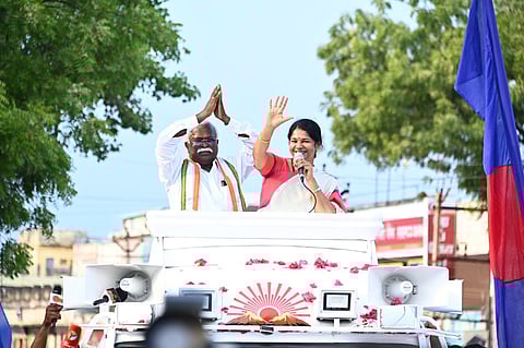 Kanimozhi at a campaign for congress Robert Bruce at Vallioor in Tirunelveli.