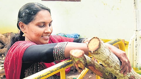Sajini on her way to perform a cremation service 