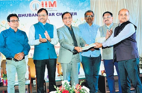 Essar Minmet and IIM-ATM 2023 committee chairman SS Mohanty, co-chairmen of IIM-ATM 2023 Ramanuj Narayan and Sadashiv Samantray and IIM Bhubaneswar Chapter secretary Ajit Panigrahi were present.