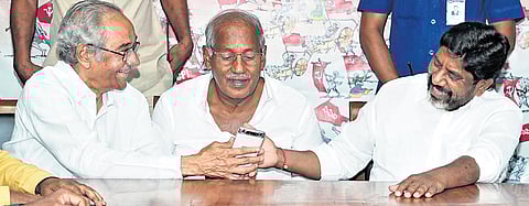 Deputy CM Mallu Bhatti Vikramarka interacts with CPI leaders at Makhdoom Bhavan in Himayatnagar, Hyderabad on Saturday