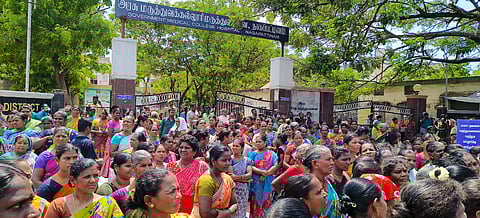 Hundreds protesting in front of Nagapattinam General Hospital