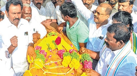 TNCC chief K Selvaperunthagai took part in the funeral held in Karaisuthuputhur on Sunday
