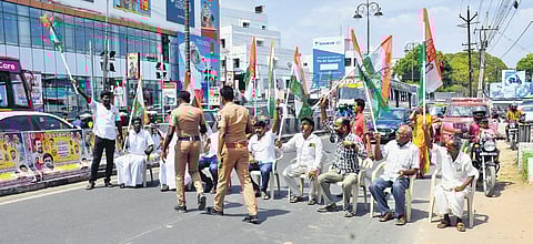 Congress cadre staging road roko in Tirunelveli