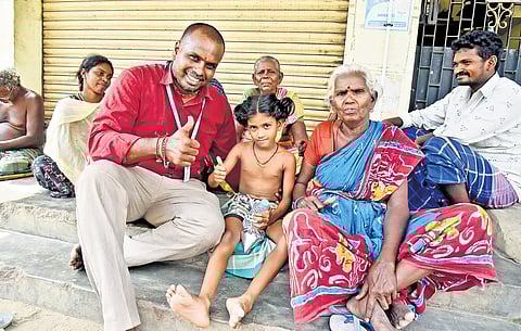 Every day, the 39-year-old mathematics professor dedicates his time, offering food to 60-odd destitute and homeless, beggars and abandoned elderly people in the area.
