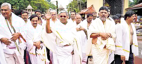 Chief Minister Siddaramaiah, DyCM DK Shivakumar and others at the Sri Kshetra Dharmasthala Manjunatha Swamy Temple, on Saturday  