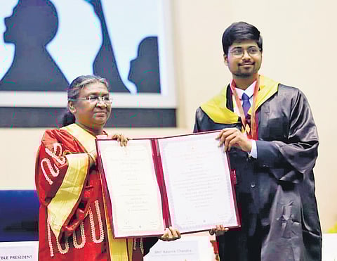 Baranitharan S receives the award from President Droupadi Murmu