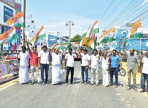 Congress cadre stage road roko condemning Jayakumar’s death 