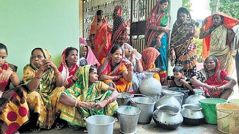 Women with empty pots and buckets stage protest at the block office in Derabishi