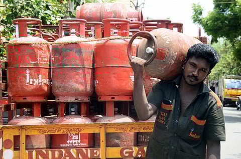 No salaries, living on tips from customers, say TN cylinder delivery persons, to protest on Oct 26