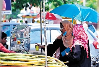 Citizens consume sugarcane juice to beat the heat in Karimnagar 