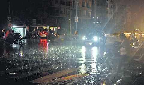 People caught unawares as rain lashes Nalgonda town on a Sunday evening 