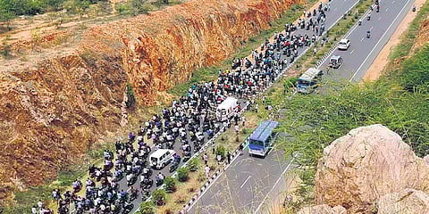Hundreds of people from Deepak’s community marched alongside the ambulance on the 25-km stretch from Tirunelveli to Vagaikulam 