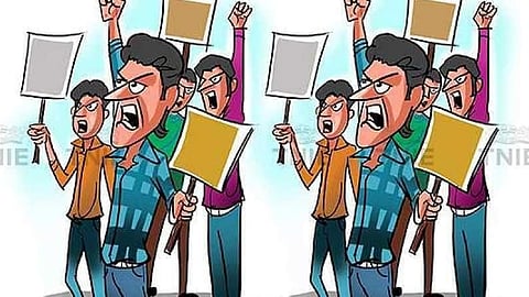 Although the personnel tried to pacify the protesters, the latter did not disperse, causing traffic bottleneck. 