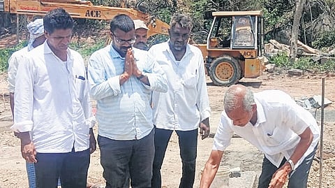 Kondaveedu Fort Development Committee convenor Sivareddy, along with other officials, laid the foundation.