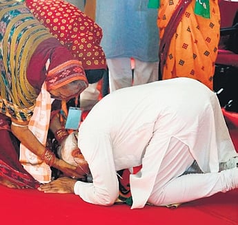 PM Modi bows before Kamala Moharana as a gesture of respect and admiration.