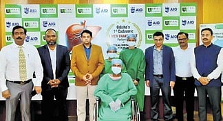 The patient Sarat Pradhan with surgeons and staff of Utkal Hospital and AIG hospital 