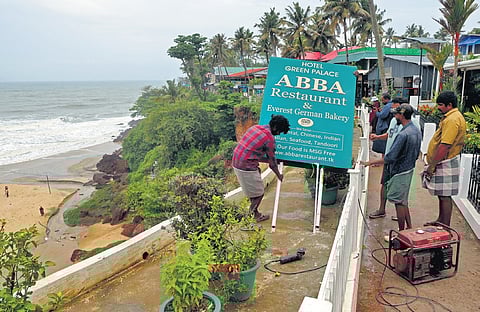 The special squad under the Varkala municipality and tourism stakeholders removing structures from the edge of the cliff beyond the footpath 