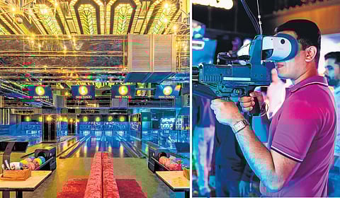 (L) The Game Palacio Playing a VR game