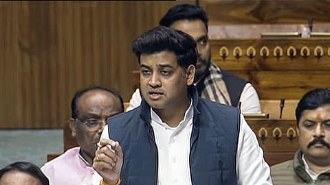 Cricket analogy abound in LS, barbs against BJP, Congress traded