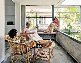 The essence of the house lies in transparency. It opens in all directions, allowing views through internal spaces.