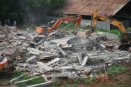 The town planning wing of  VMC has issued a show-cause notice to the YSRC seeking an explanation about the unauthorised construction of the party office.