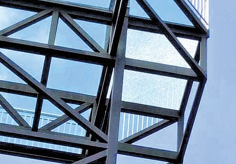 The cracked panel on the glass bridge at Akkulam Tourist Village