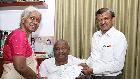 Newly elected MP from Bangalore Rural Dr CN Manjunath calls on his 
 father-in-law and JDS supremo HD Deve Gowda in Bengaluru on Wednesday.