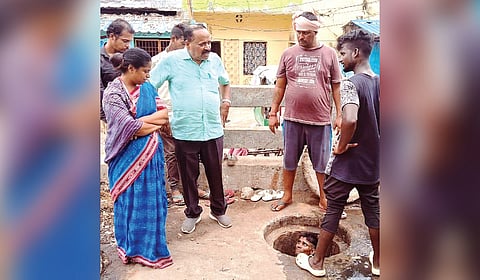 CMC mayor Subhas Singh supervising the box drain cleaning work in Cuttack 
