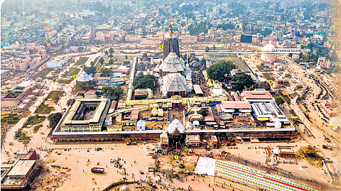 The east-facing entrance is called the Singhadwara (lion gate). It comprises two stone sculptures of lions standing guard, South-facing entrance is called Aswadwara (horse gate), the West-facing one is named Vyaghradwara (tiger gate) and the entrance Facing north is called the Hastidwara (elephant gate)