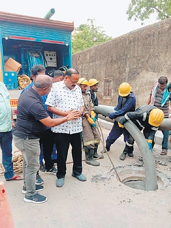 CMC mayor Subhas Singh supervising the box drain cleaning work in Cuttack 