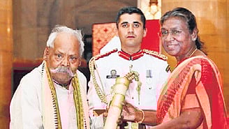 Maguni Chandra Kuanr receiving the Padma Shri award from President Droupadi Murmu last year 