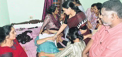Health minister Veena George and Deputy Speaker Chittayam Gopakumar consoling the mother of Pandalam native Aakash S Nair, who is among the victims of the Kuwait fire tragedy 